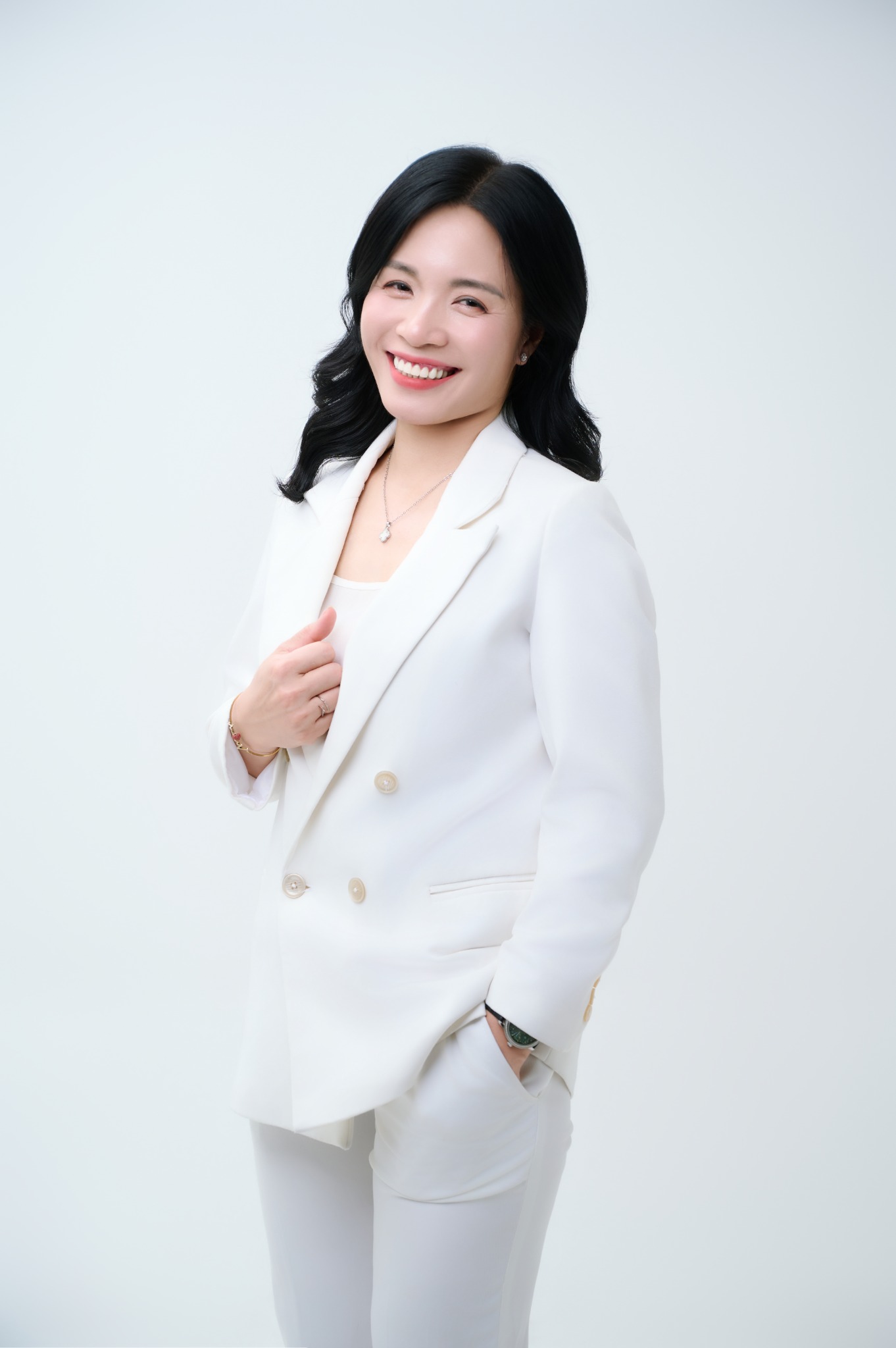 Hoàng Phương Thảo trong trang phục vest trắng